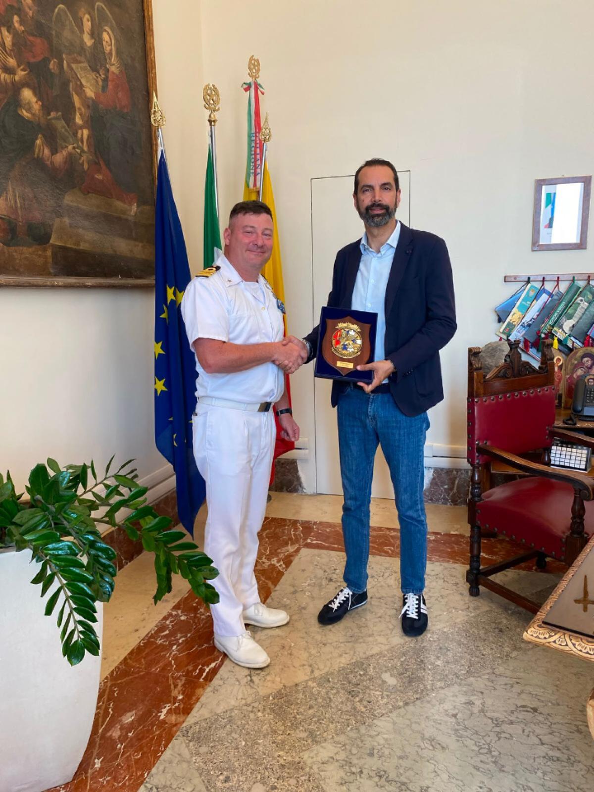 Messina, il sindaco Basile riceve il comandante di Nave San Marco durante la sosta dell'unità - 
