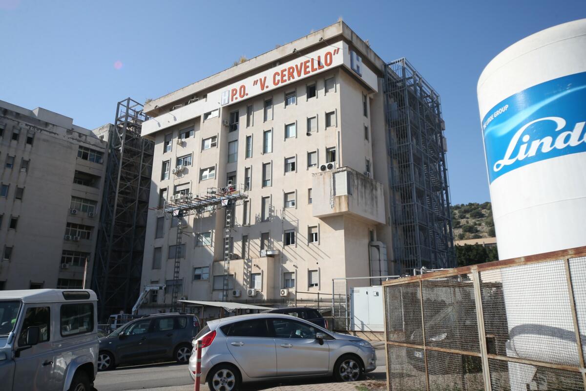 Irruzione notturna al pronto soccorso del Cervello: sette giovani forzano la porta, il sindacato chiede presidi di polizia - 