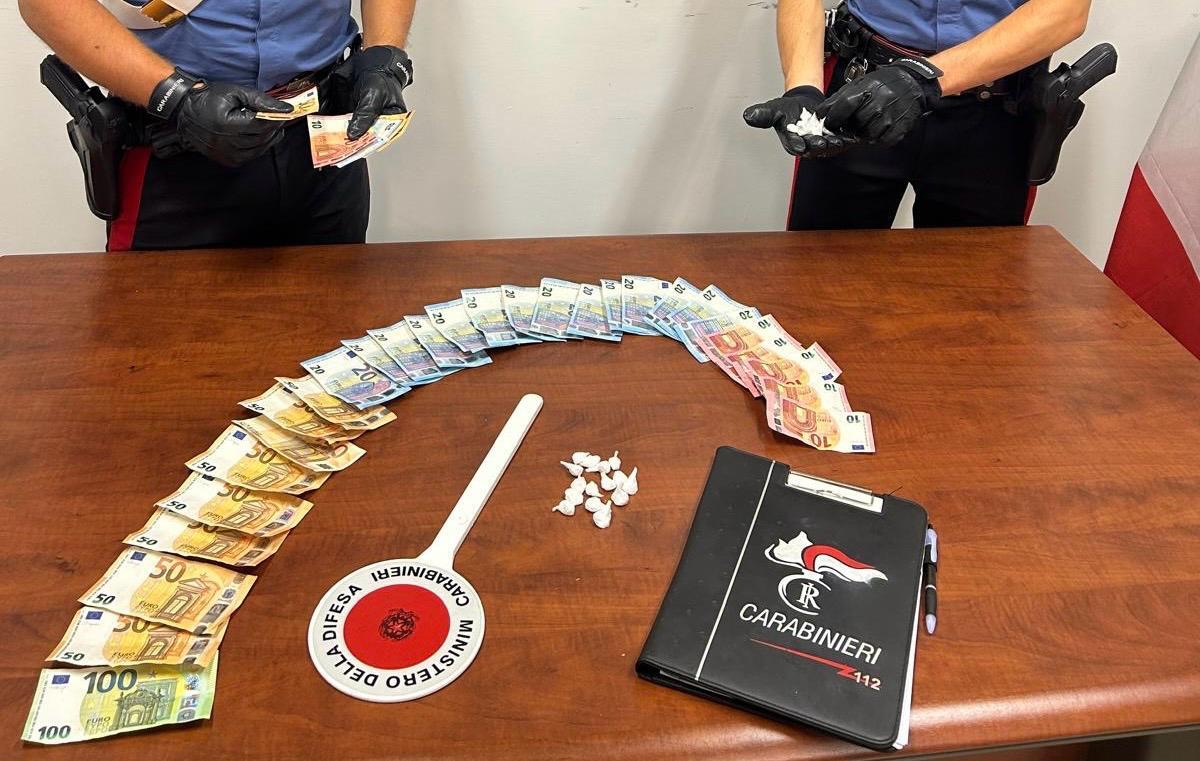 Falconara (AN), controlli sulla Flaminia: carabinieri arrestano corriere con 24 dosi di cocaina negli slip e oltre 1.000€ - 