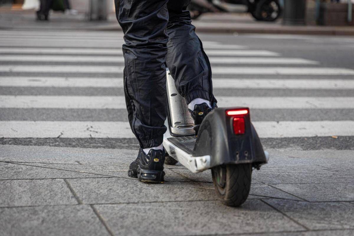 Milano, in due su monopattino si scontrano con auto: morto 19enne - 