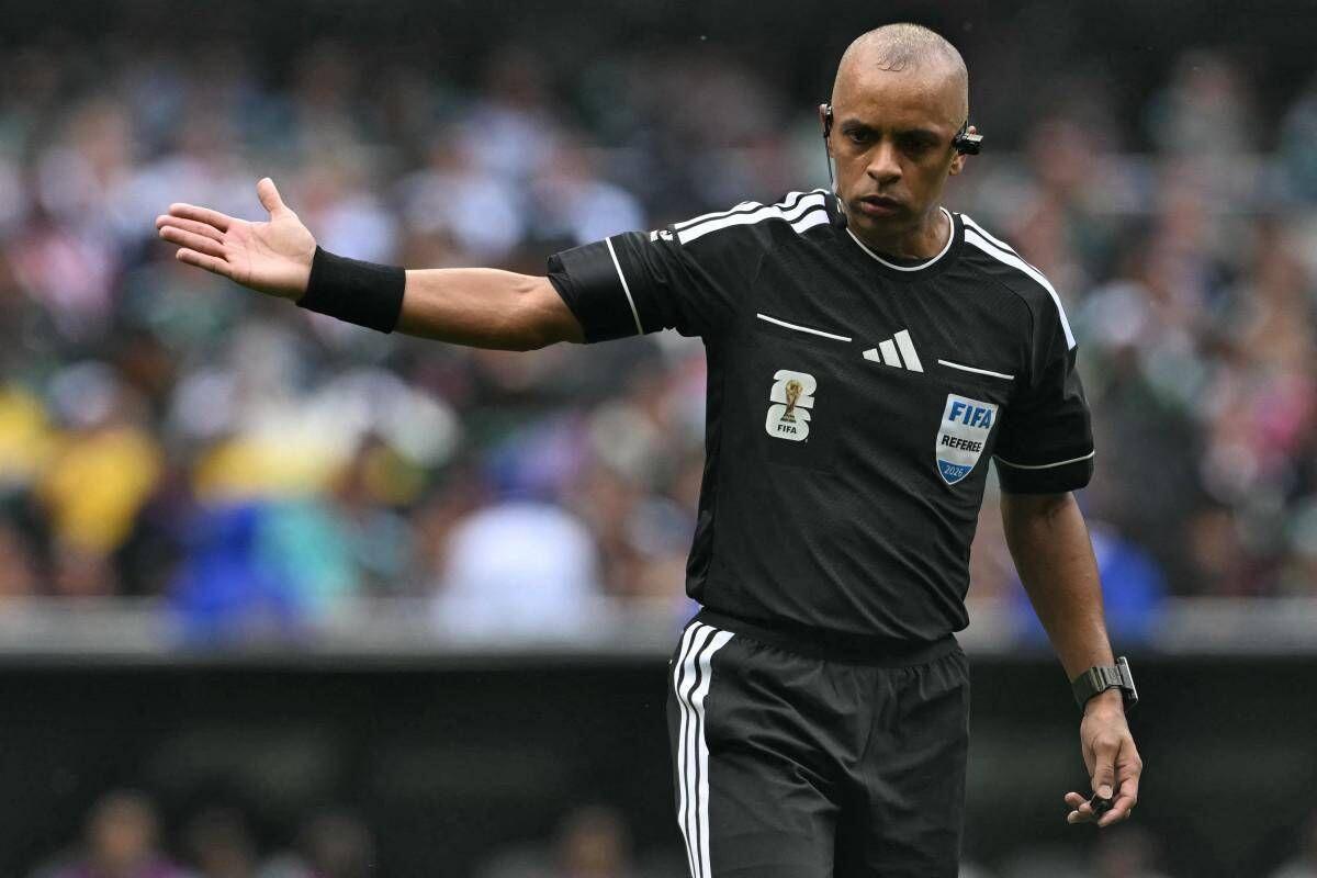 Mondiali, arbitro disastroso... in inglese: l'annuncio diventa un meme - 