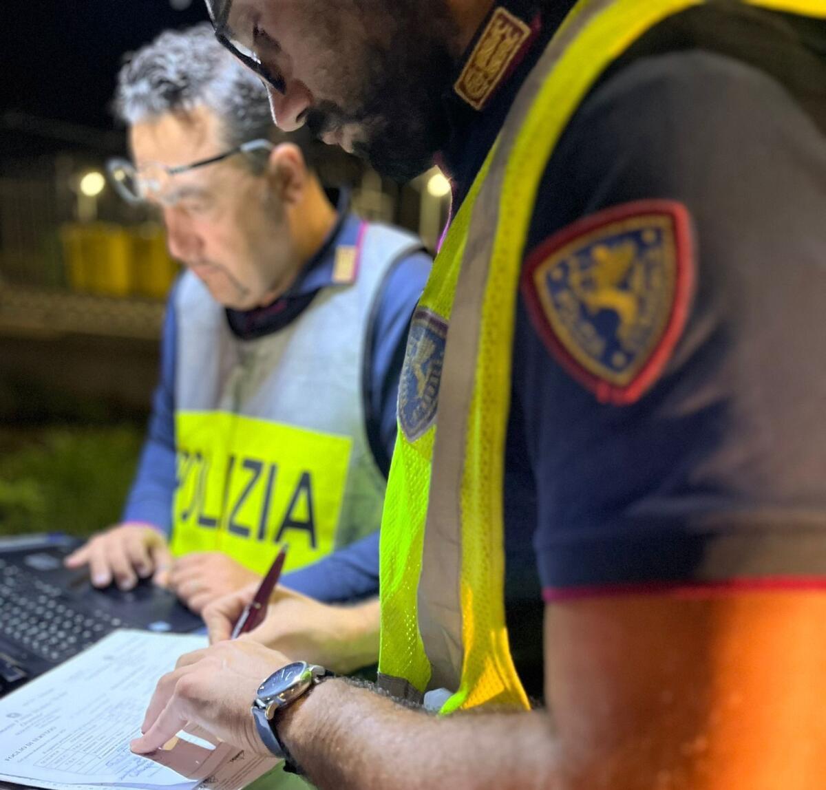 Bus di linea filmato in sorpassi pericolosi: autista sanzionato e patente ritirata - 