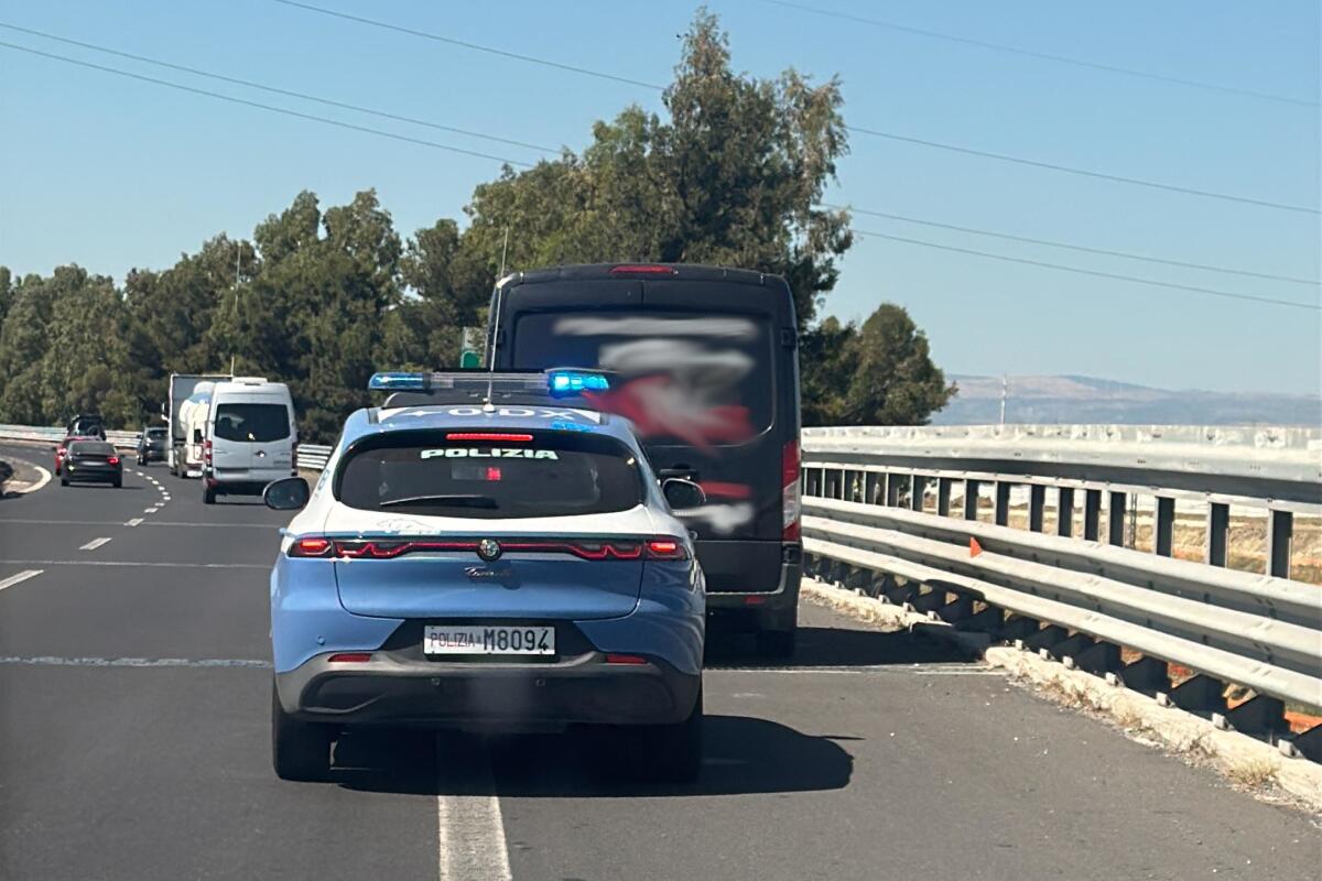 Catania: sequestrata una tonnellata di materiale pirotecnico sulla tangenziale, denunciato il conducente - 