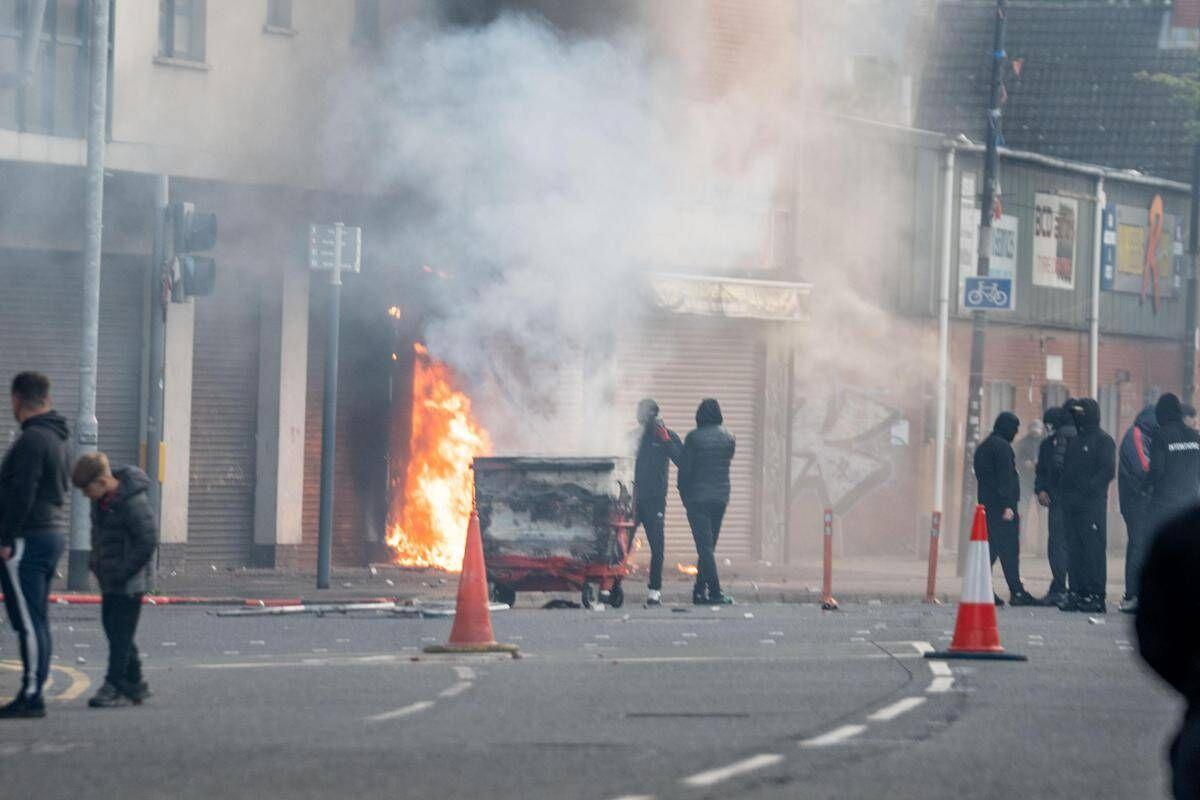 Proteste anti-migranti a Belfast, disordini e case bruciate nella notte - 