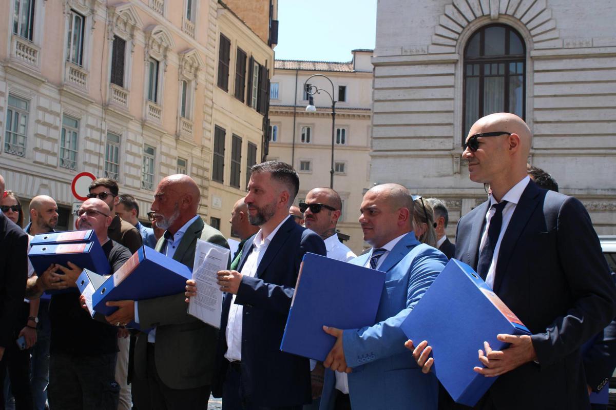 Remigrazione, il Comitato deposita le 150mila firme per la legge: "Ora tocca al Parlamento" - 