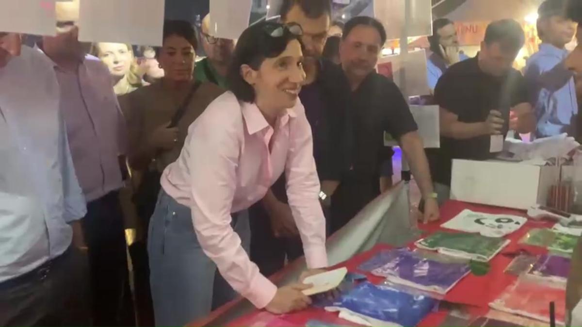 Schlein alla festa dell'Unità, applausi e selfie tra cucina e stand - 