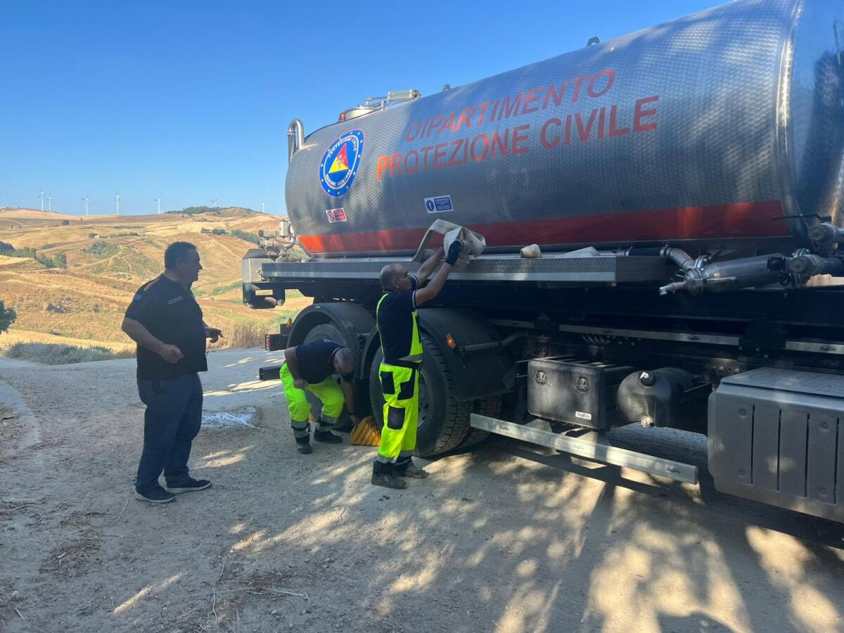 Crisi idrica a Cammarata (AG): Protezione Civile regionale mobilita autobotti per gli allevatori - 