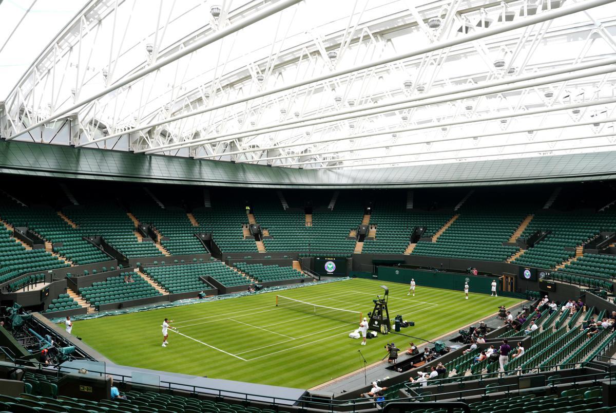 Wimbledon, Sinner e Djokovic si allenano sul campo centrale - 