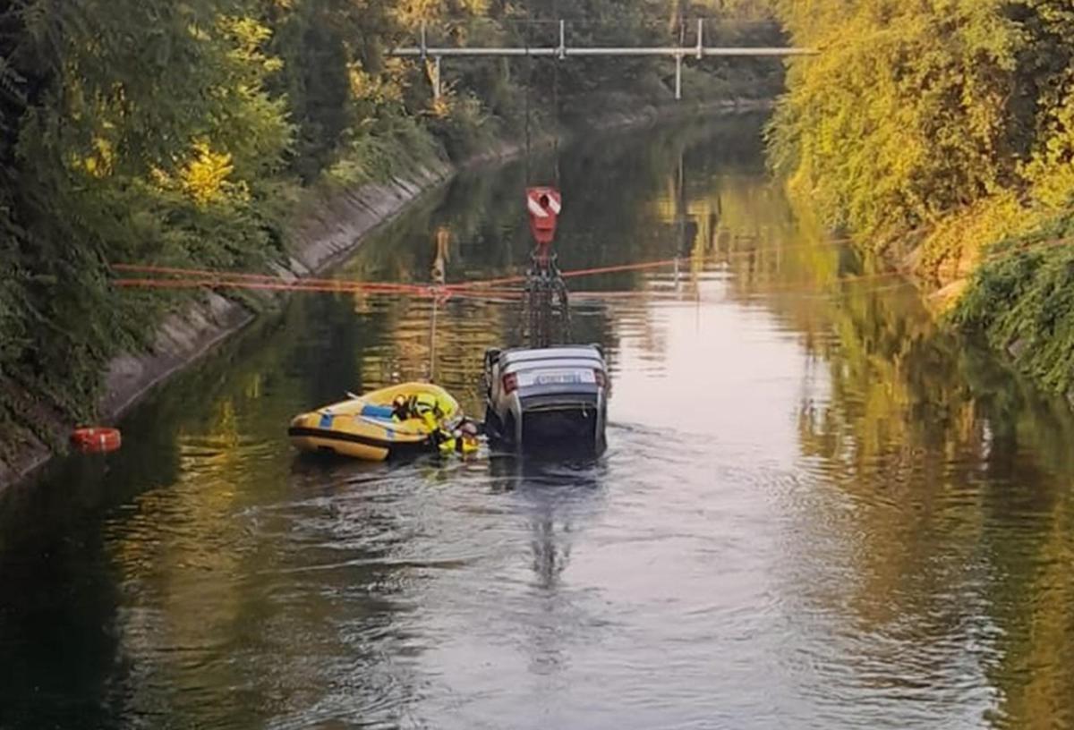 Tragedia a Senago, auto con 9 giovani a bordo finisce in un canale: tre morti - 