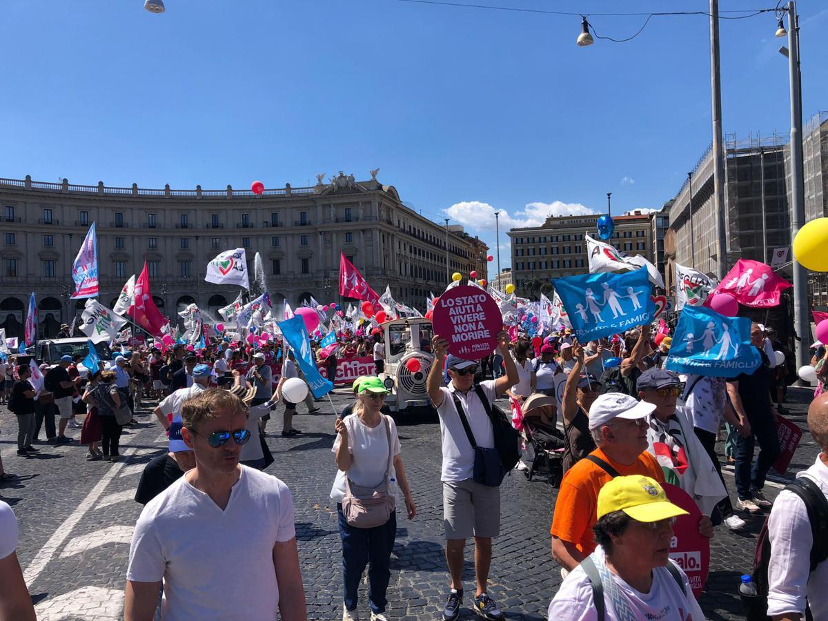 Pro vita, mons. Pegoraro (Pontificia Accademia Vita): "Scegliere vita, dal grembo a chi è in ospedale" - 
