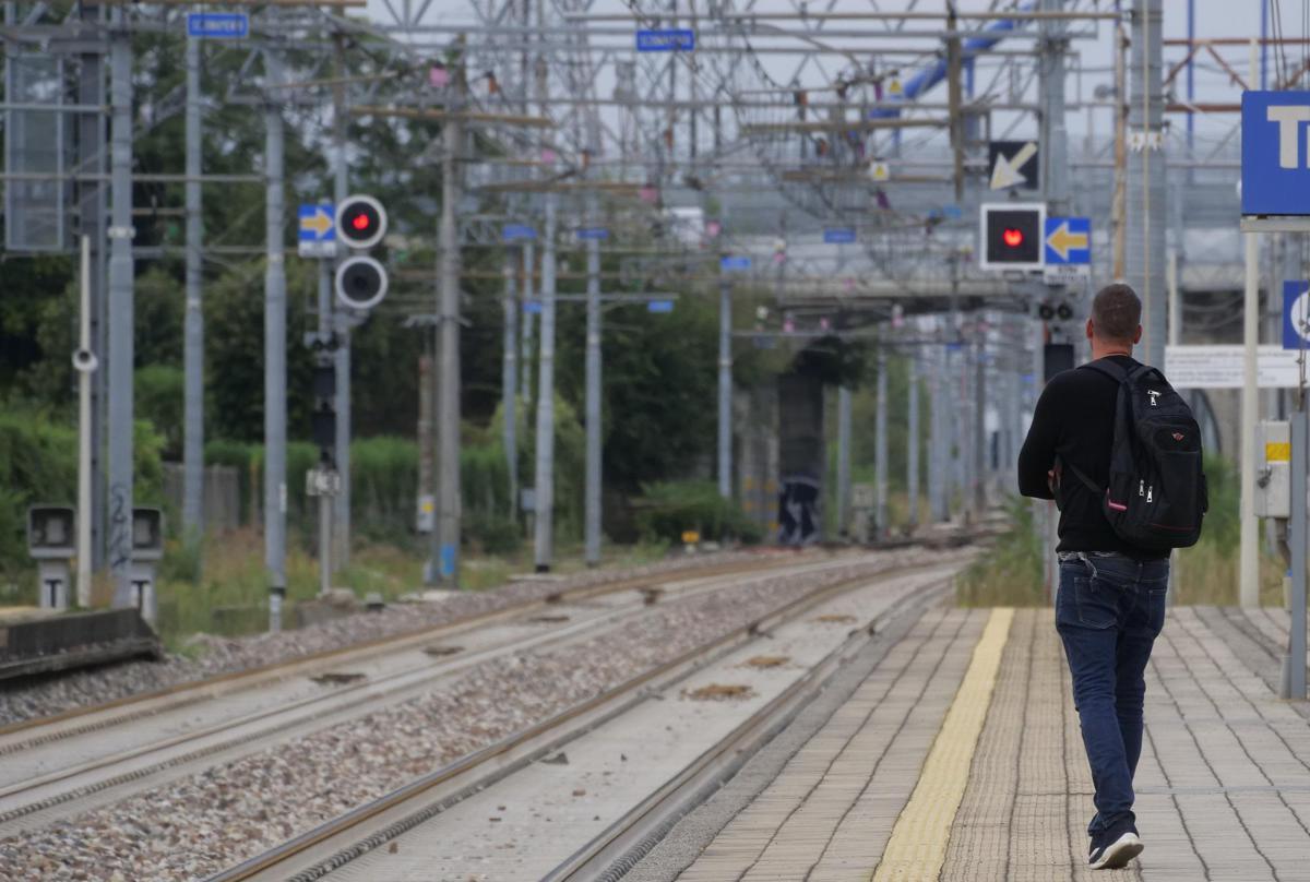 Persone sui binari, treni fermi sulla Genova-Savona: stop circolazione per 40 minuti - 