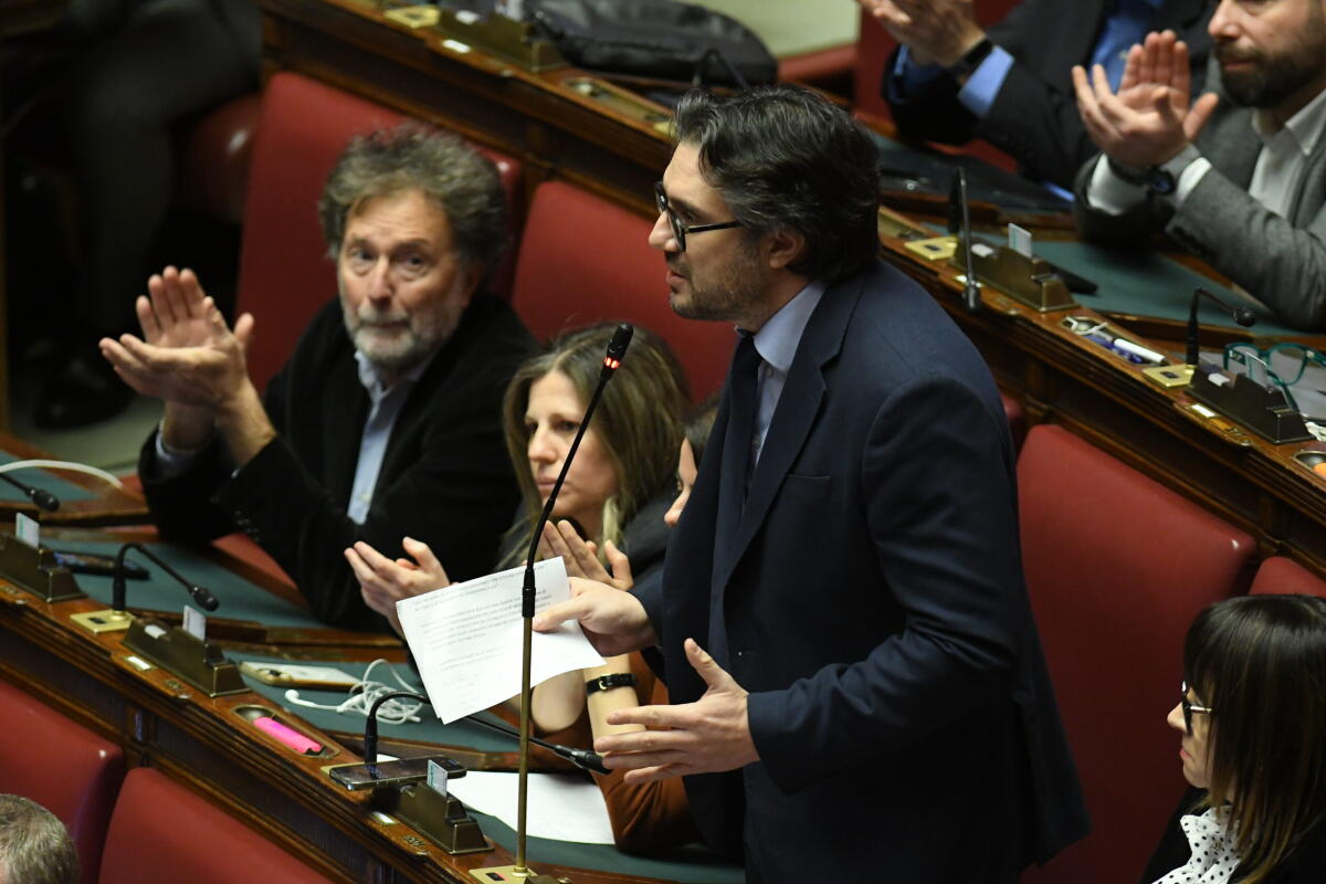 Camera, scontro fra Silvestri (M5S) e Meloni: «Ha indossato le ginocchiere»; Boldrini replica sulla lingua e i diritti - 