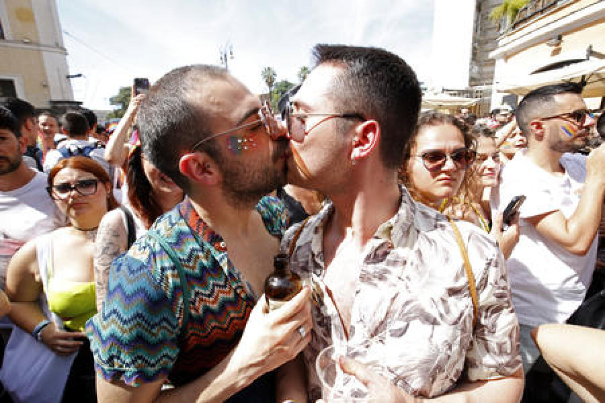 Fiumicino, senatore Menia riprende una coppia gay: il Pd chiede a Meloni di prendere le distanze - 