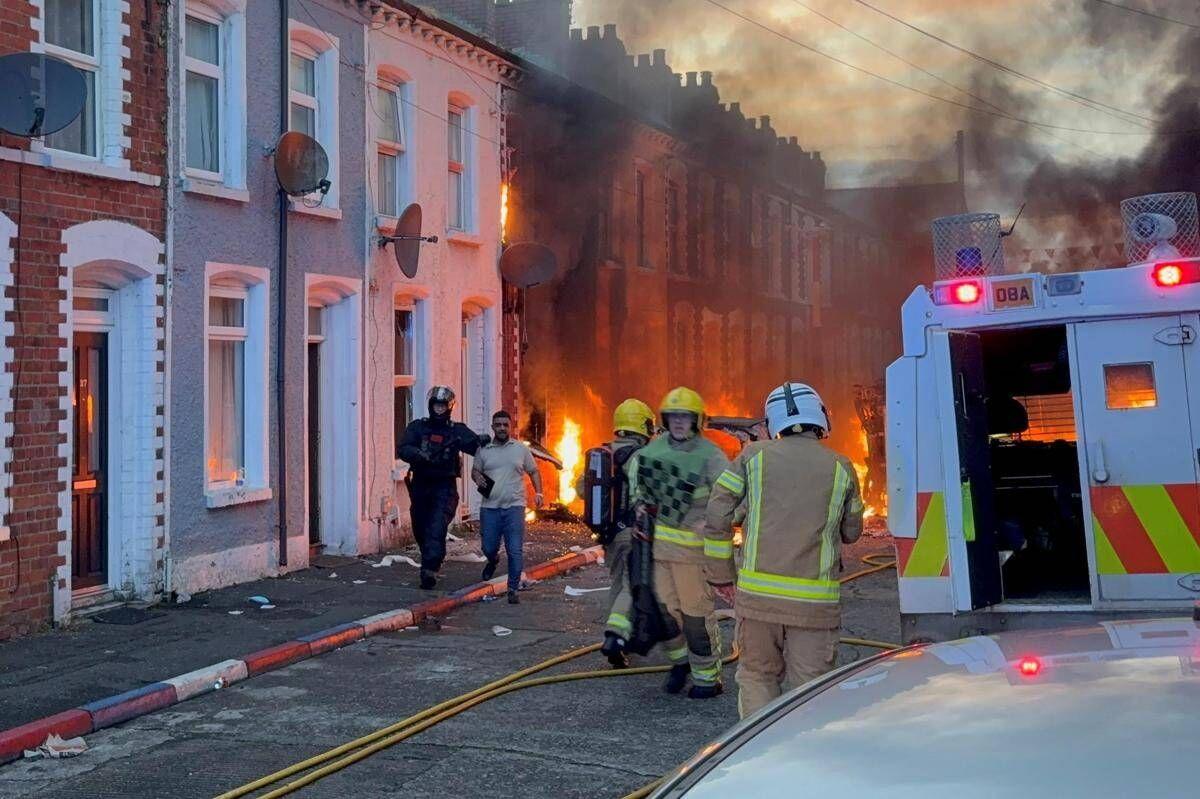 Proteste a Belfast, Elon Musk e Reform Uk cavalcano i 'riot': cosa sta succedendo - 