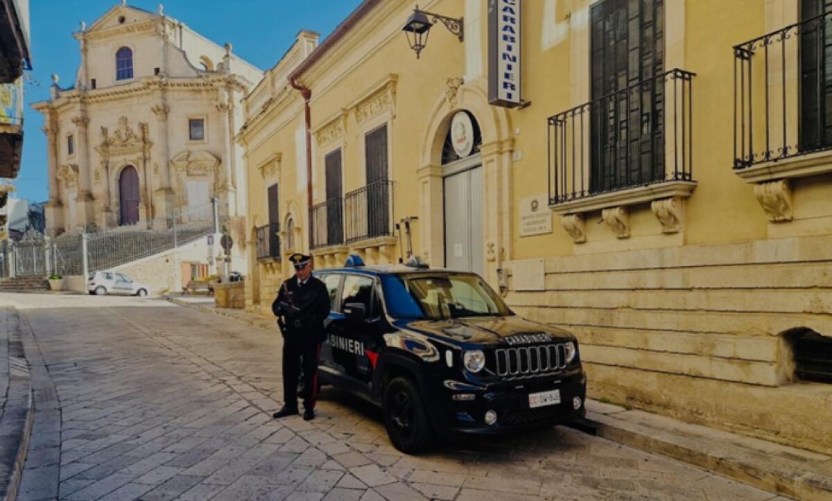 Ragusa Ibla, tentato suicidio da un muro di sei metri: giovane salvato in extremis da due Carabinieri - 
