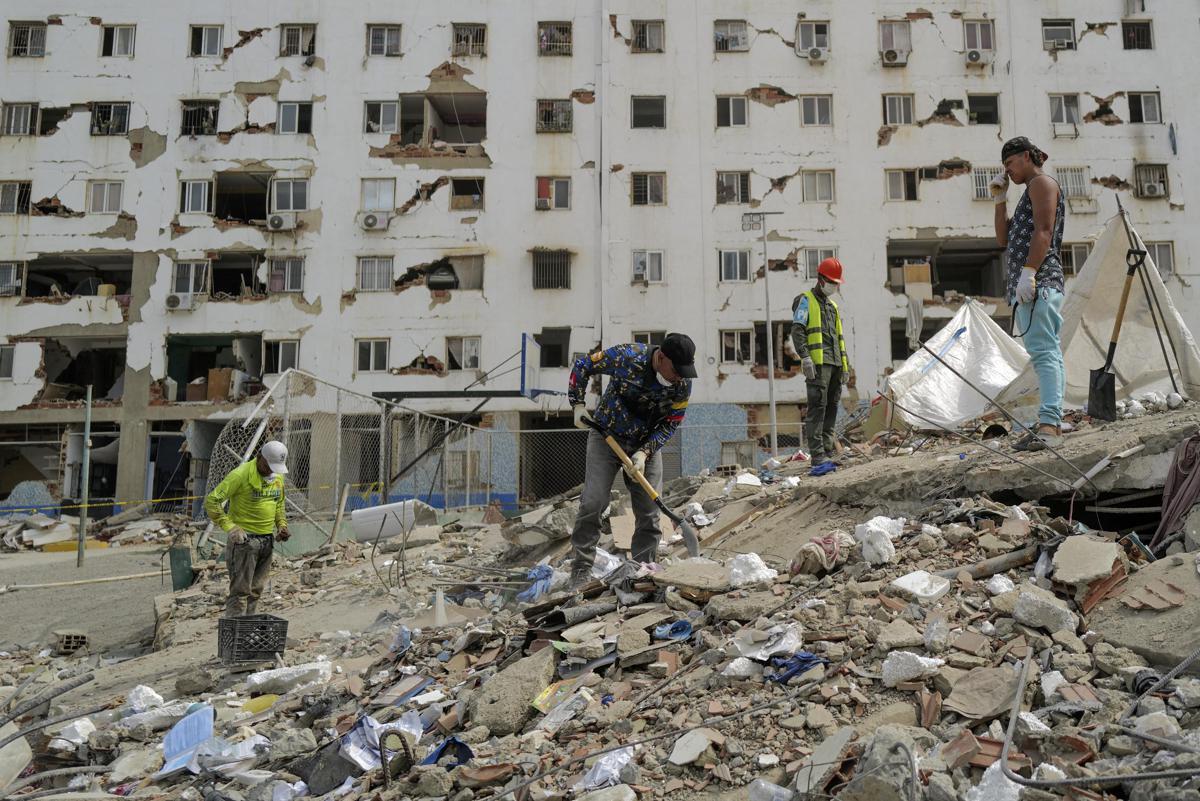 Venezuela, salvati padre e figlio a quattro giorni dal terremoto. Corsa contro il tempo - 