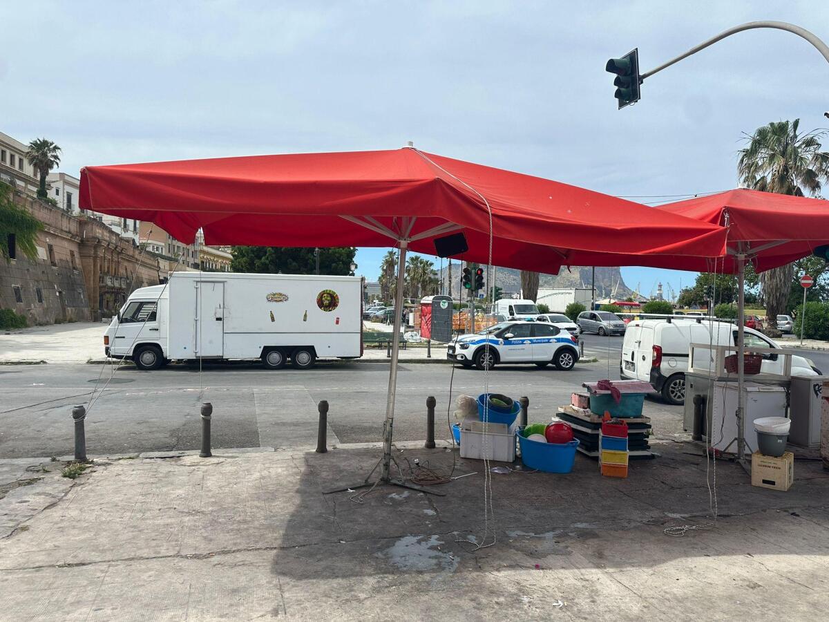 Palermo, due ambulanti denunciate in piazza Kalsa per occupazione di suolo pubblico e vendita abusiva - 