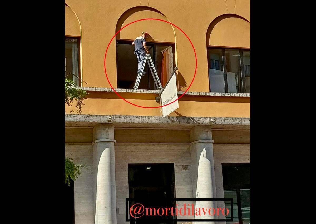 Roma, denuncia su pagina Facebook 'Morti di lavoro': "Operaio su scala senza protezioni in sede Federmanager" - 