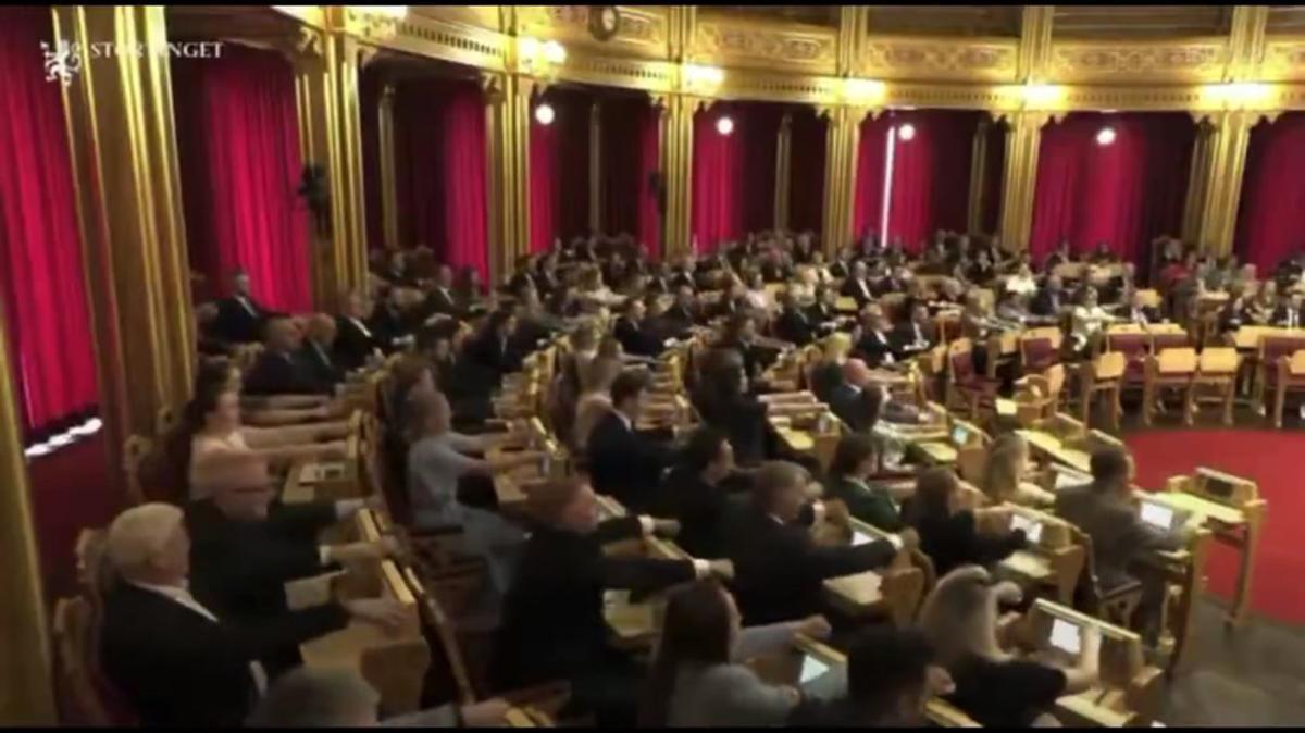 Norvegia, la febbre dei Mondiali in parlamento: la Viking Row dei deputati - 