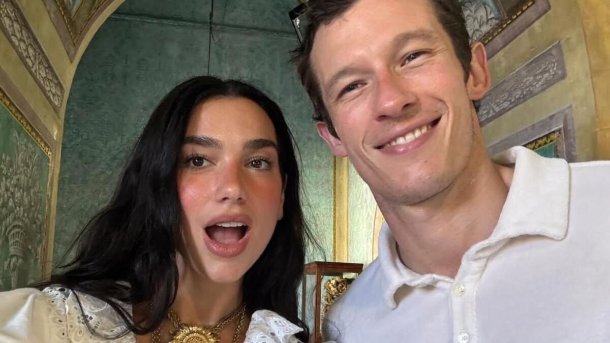 Palermo blindata per le nozze di Dua Lipa e Callum Turner: contestazioni e il richiamo al 'Gattopardo' - 