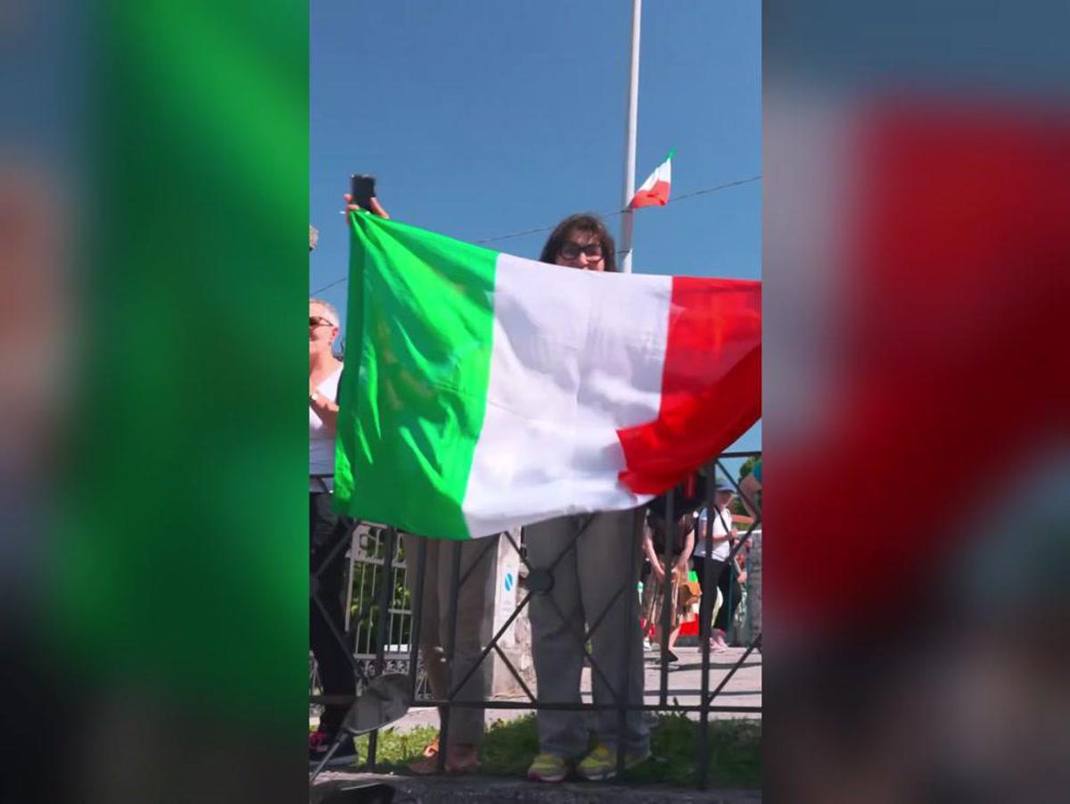 Bagno di folla per Meloni al raduno degli alpini - 