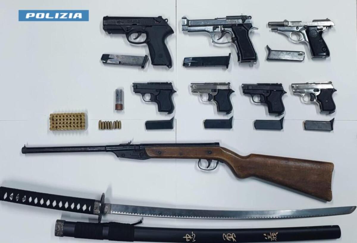 Arresto per porto illegale di armi a Siracusa: giovane sorpreso con sei pistole dalla Polizia - 