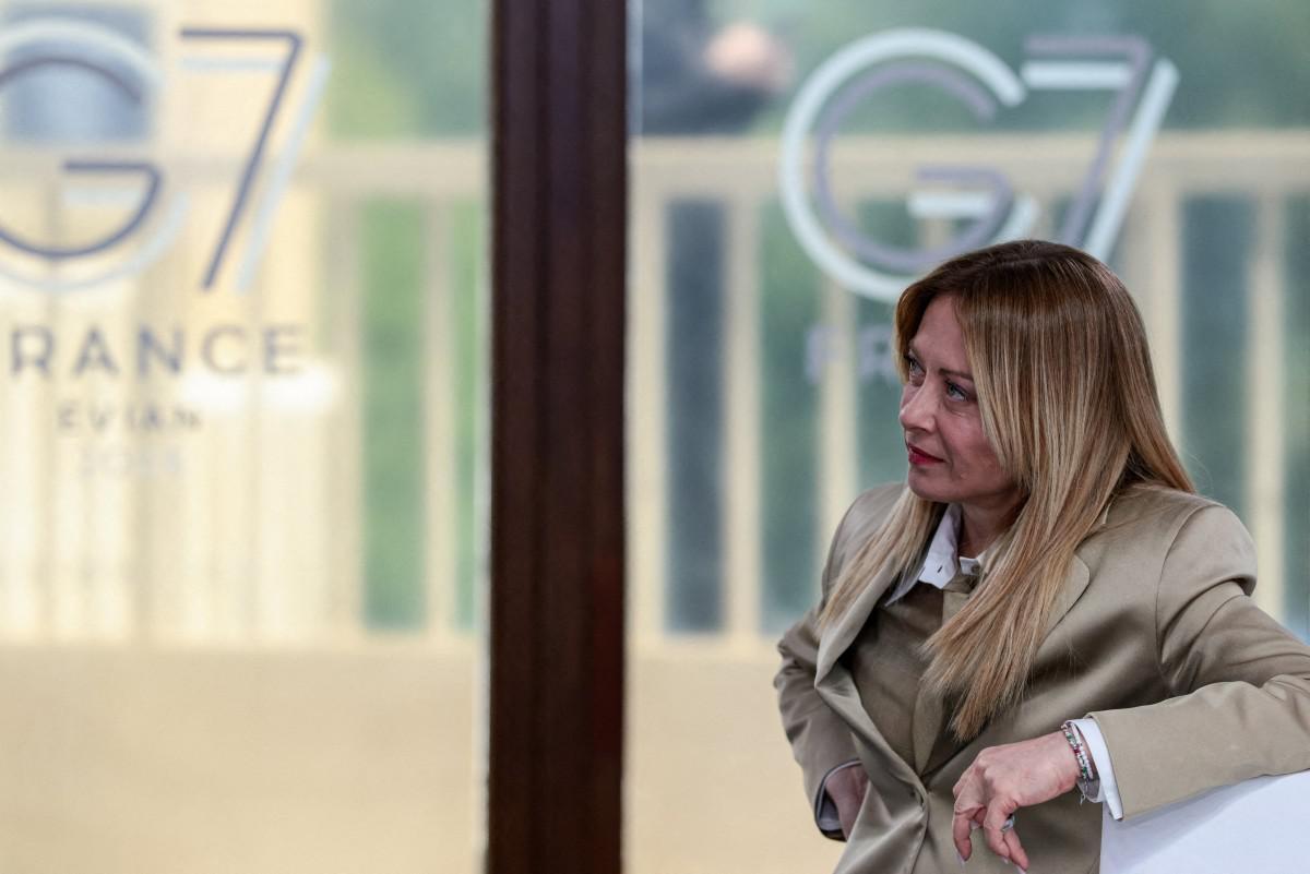 G7, Meloni in tailleur e cravatta scherza con i leader: "Consideratemi una 'fighter'" - 
