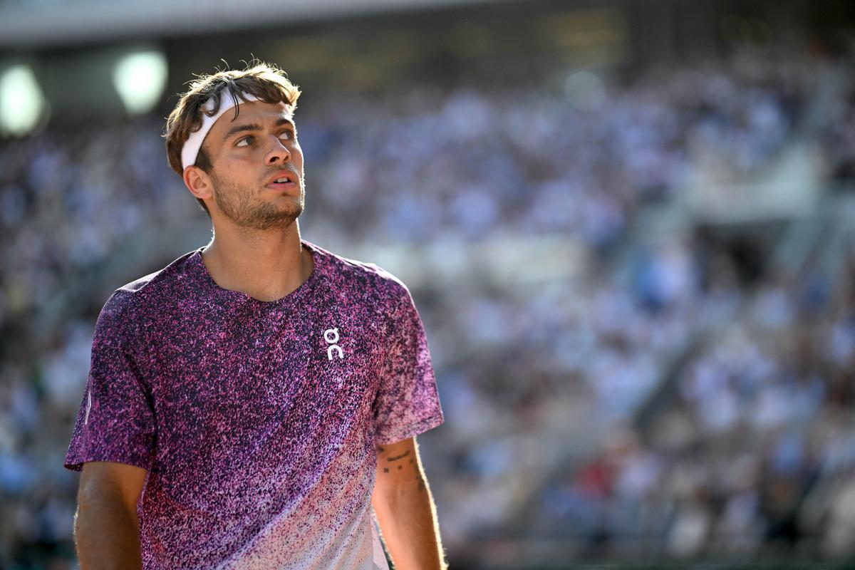 Wimbledon, Cobolli litiga con il suo angolo. Poi la partita viene sospesa - 
