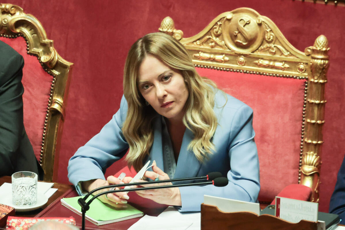 Camera, scontro tra Meloni e il M5S: «Ha indossato ginocchiere»; Boldrini risponde sulla lingua e i diritti - 