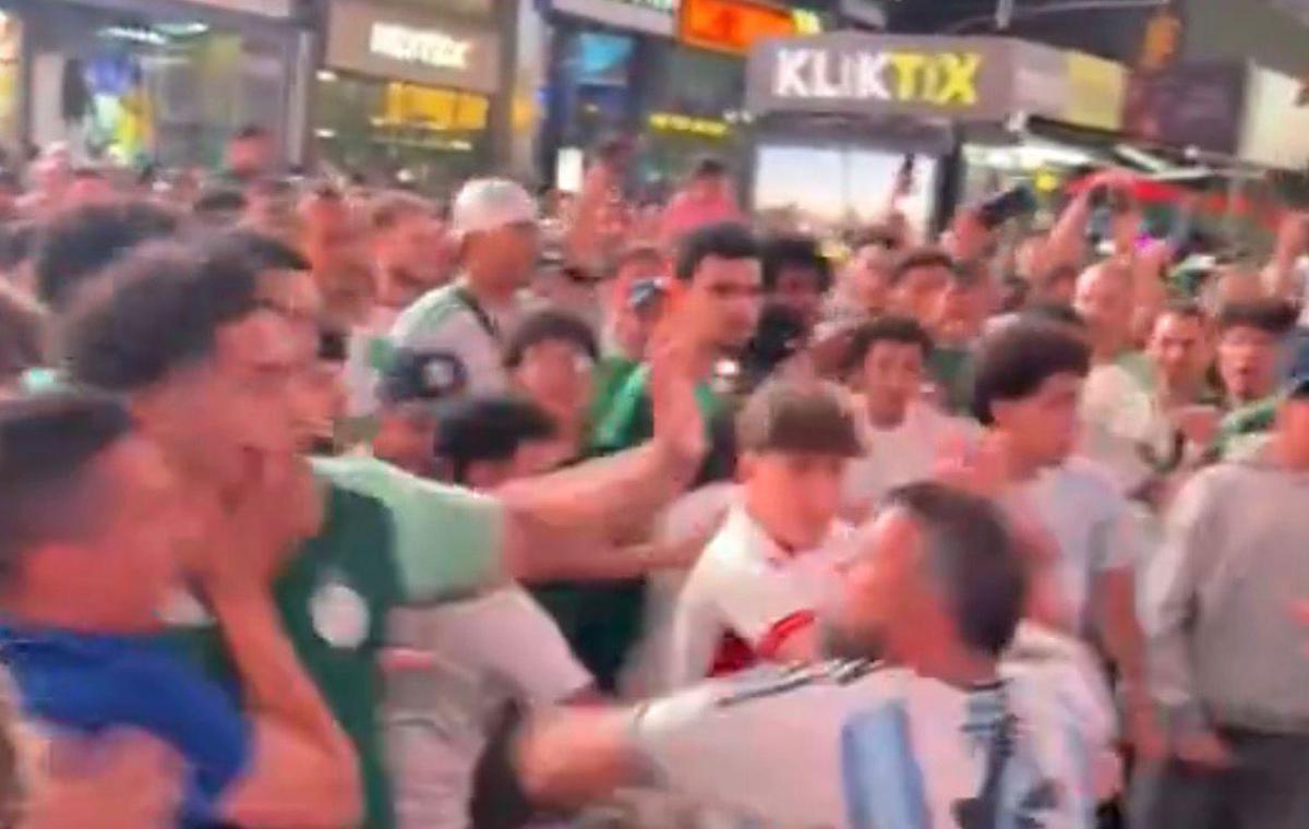 Mondiali, follia a New York: rissa tra tifosi di Argentina e Algeria - 