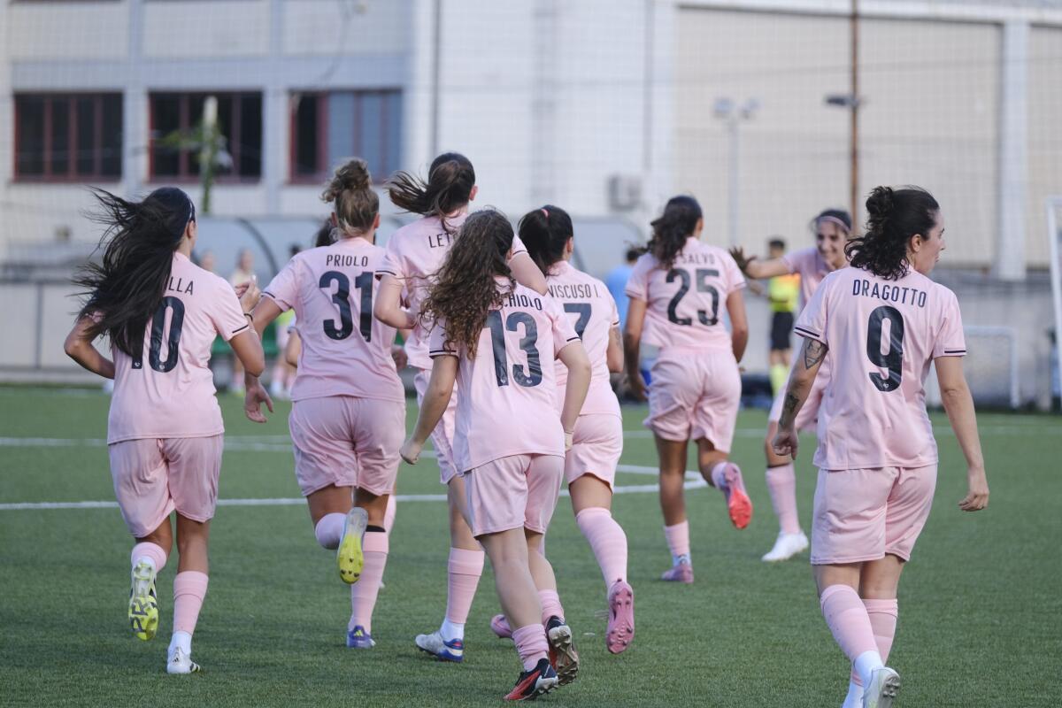 Palermo, “Cuori inDIVISA” al Velodromo: Palermo Women e rappresentativa delle forze dell’ordine per le vittime di femminicidio - 