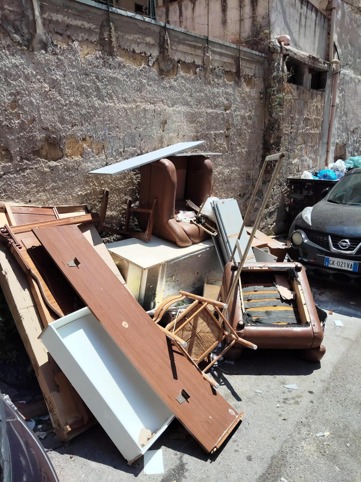 Rifiuti in via Dotto: il consigliere Dentici denuncia degrado e chiede videosorveglianza - 