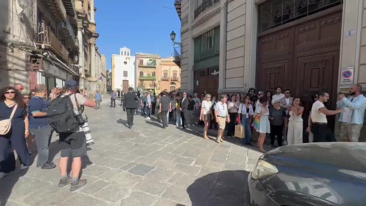 Dua Lipa e Callum Turner, primo giorno di nozze a Palermo tra folla e misure di sicurezza - 