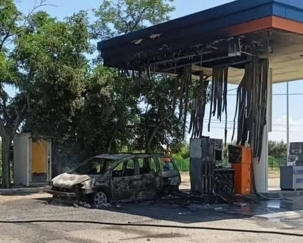 Cosenza, strage di migranti sulla Ss 106: 4 corpi carbonizzati in auto. Due fermi per omicidio - 