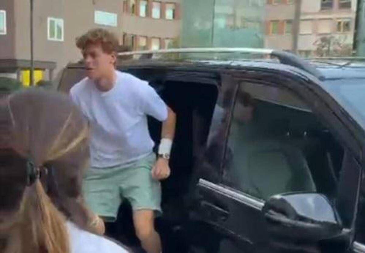 Sinner è tornato al San Raffaele di Milano, continuano i controlli dopo il malore al Roland Garros - 
