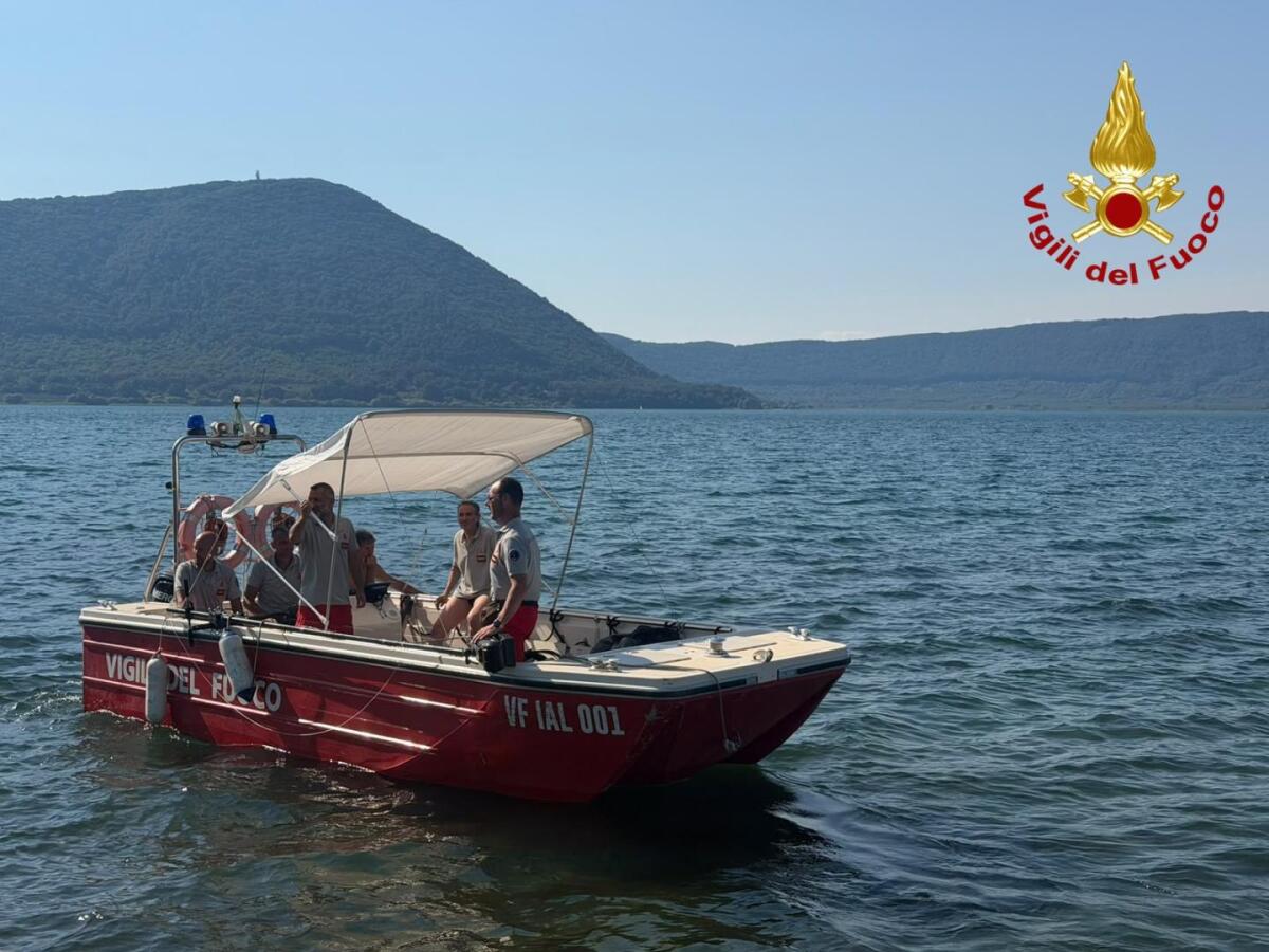 Ancora disperso il marito della ministra Roccella: ricerche al lago di Vico, Meloni contro gli hater - 