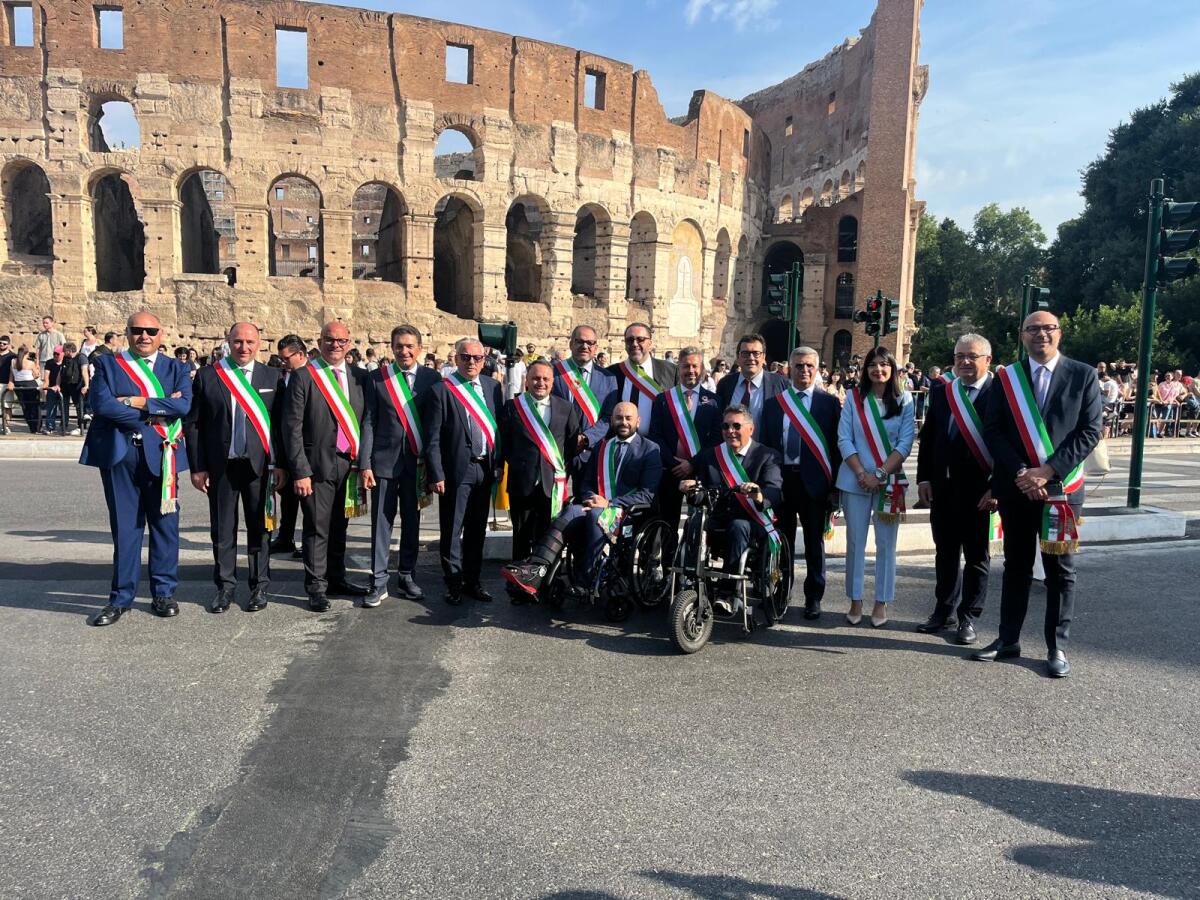 Delegazione di sindaci siciliani a Roma per la parata del 2 giugno: in prima fila per l'80° della Repubblica - 