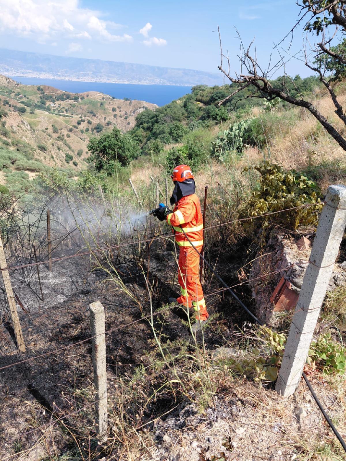 Messina, primo intervento antincendio 2026: volontari bonificano un rogo a Larderia Superiore - 