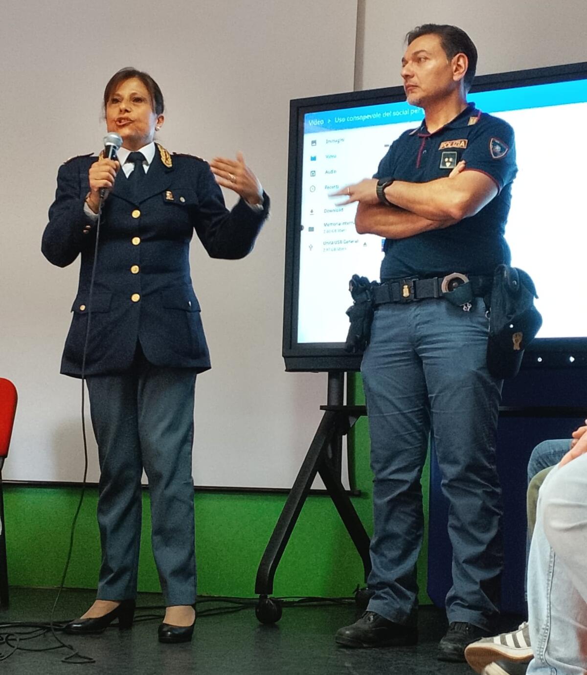 Sicurezza digitale e IA: la Polizia incontra gli studenti dell'I.C. "G. Russo" di Acireale - 