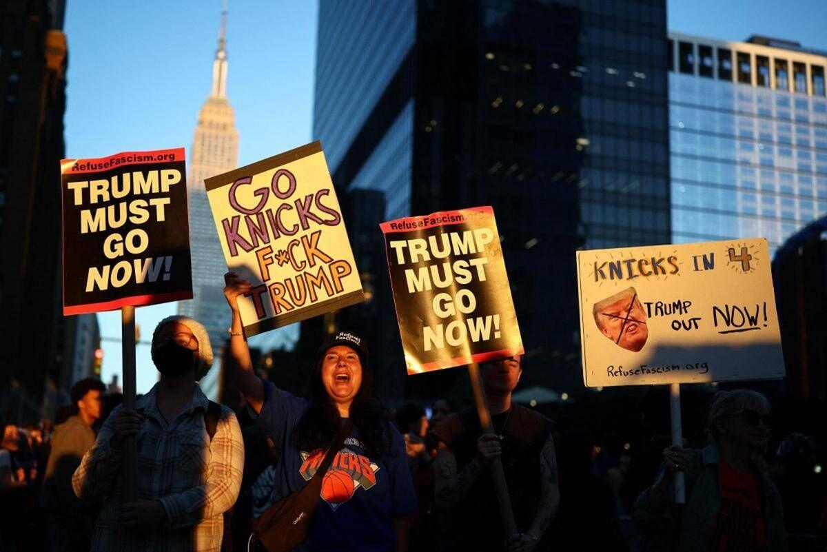 Trump fischiato al Madison Square Garden, i Knicks perdono la gara 3 - 