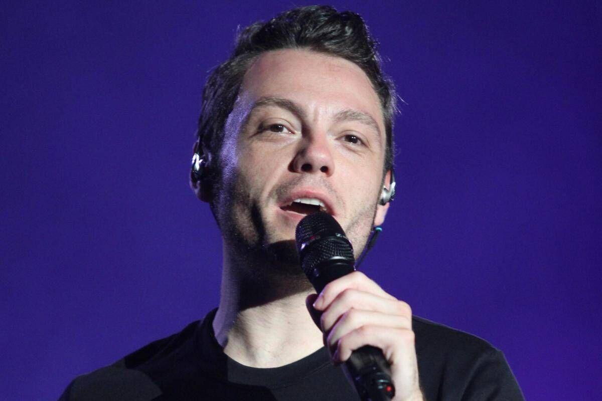 Tiziano Ferro fatica al concerto e preoccupa fan: "Che gli è successo?" - 