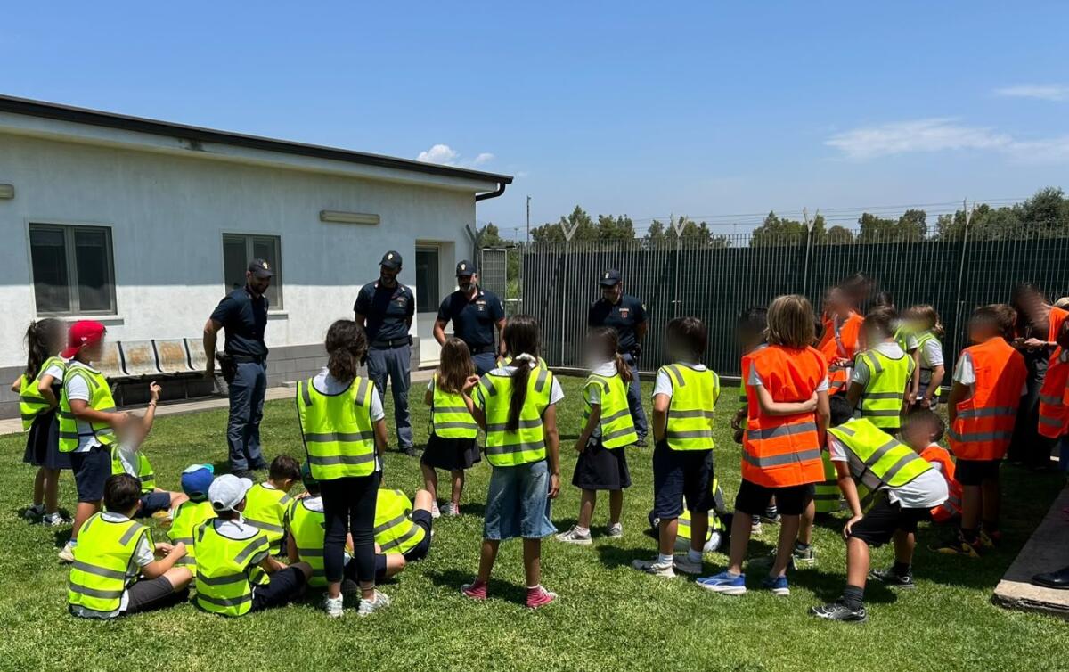 Studenti del John Dewey a Catania: visita alla sicurezza aeroportuale della Polizia di Stato