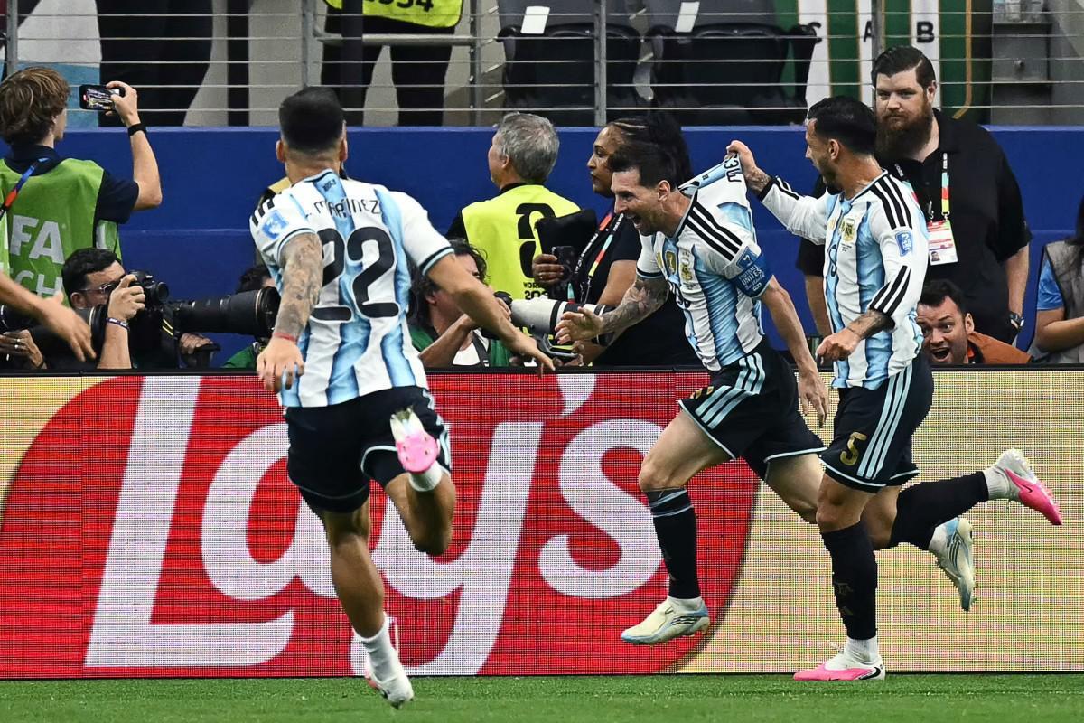 Messi segna, Schmeichel critica l'arbitro: "Gol andava annullato" - 