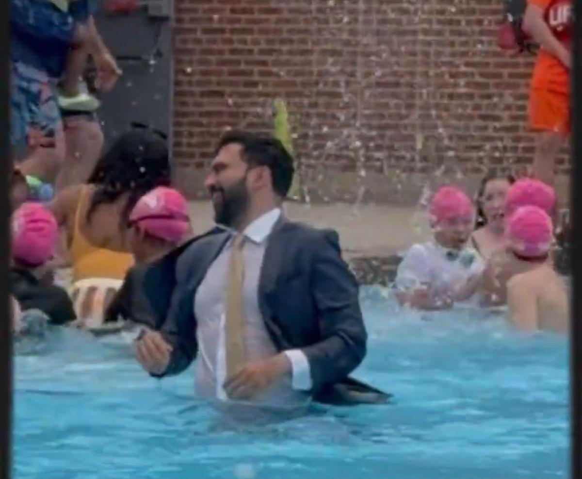 New York apre le piscine, il sindaco Mamdani si tuffa in giacca e cravatta - Video - 