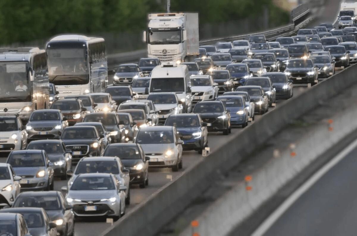 Autostrade, in coda per traffico e cantieri: da oggi scatta il rimborso del pedaggio - 