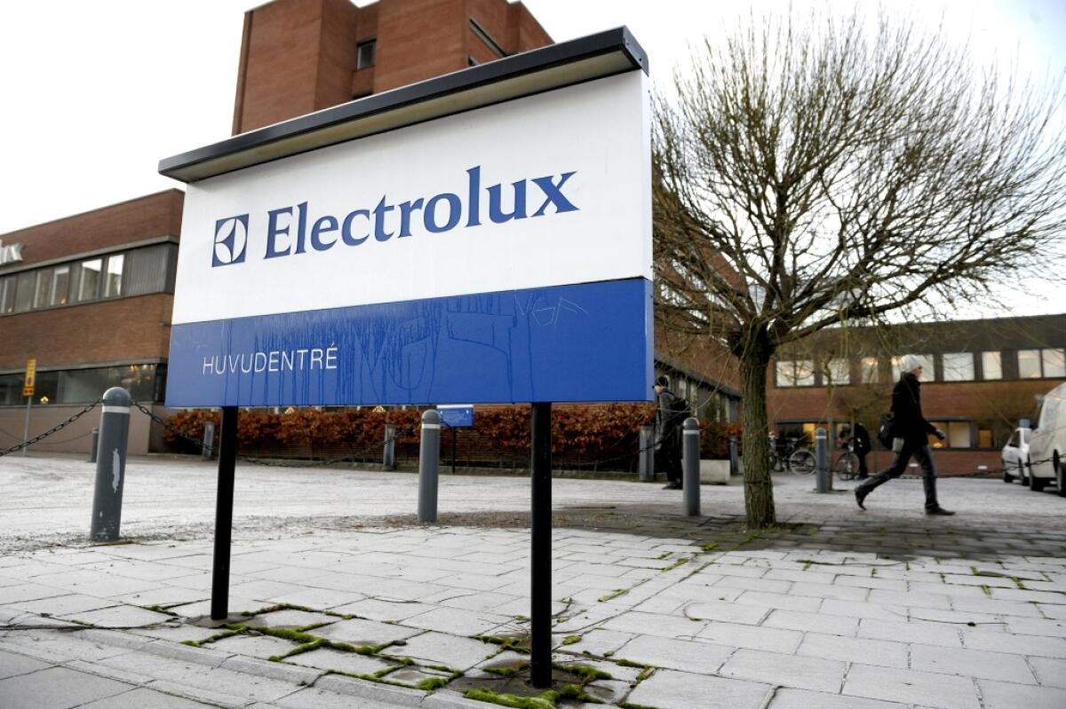 Electrolux sospende per 50 giorni il piano di licenziamenti e chiusure: il Governo convoca il tavolo - 