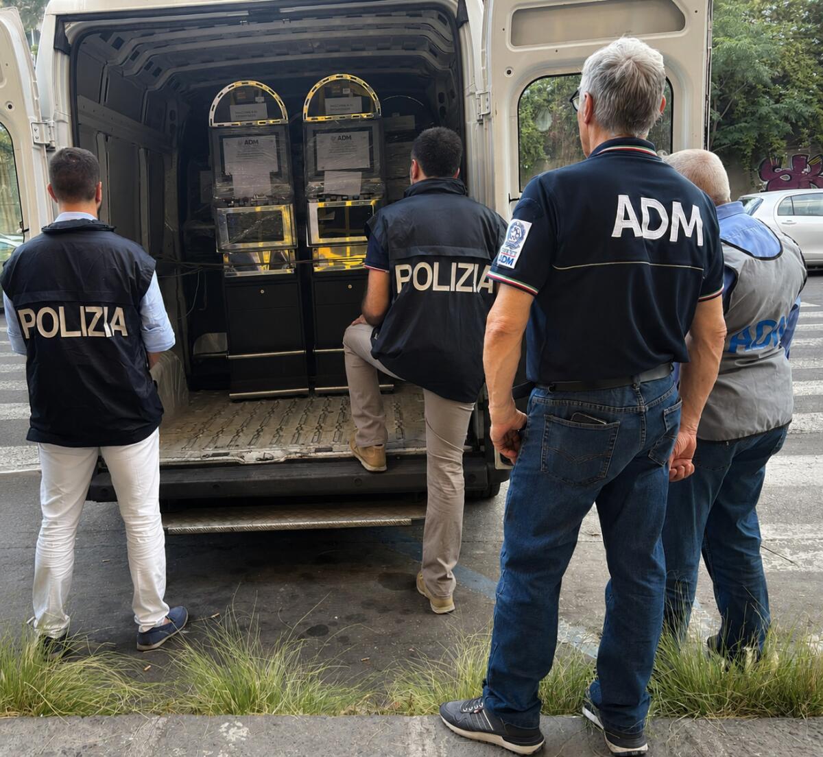 Catania, sequestro di 14 apparecchi e multa da 700.000€ in un circolo privato a Vulcania - 