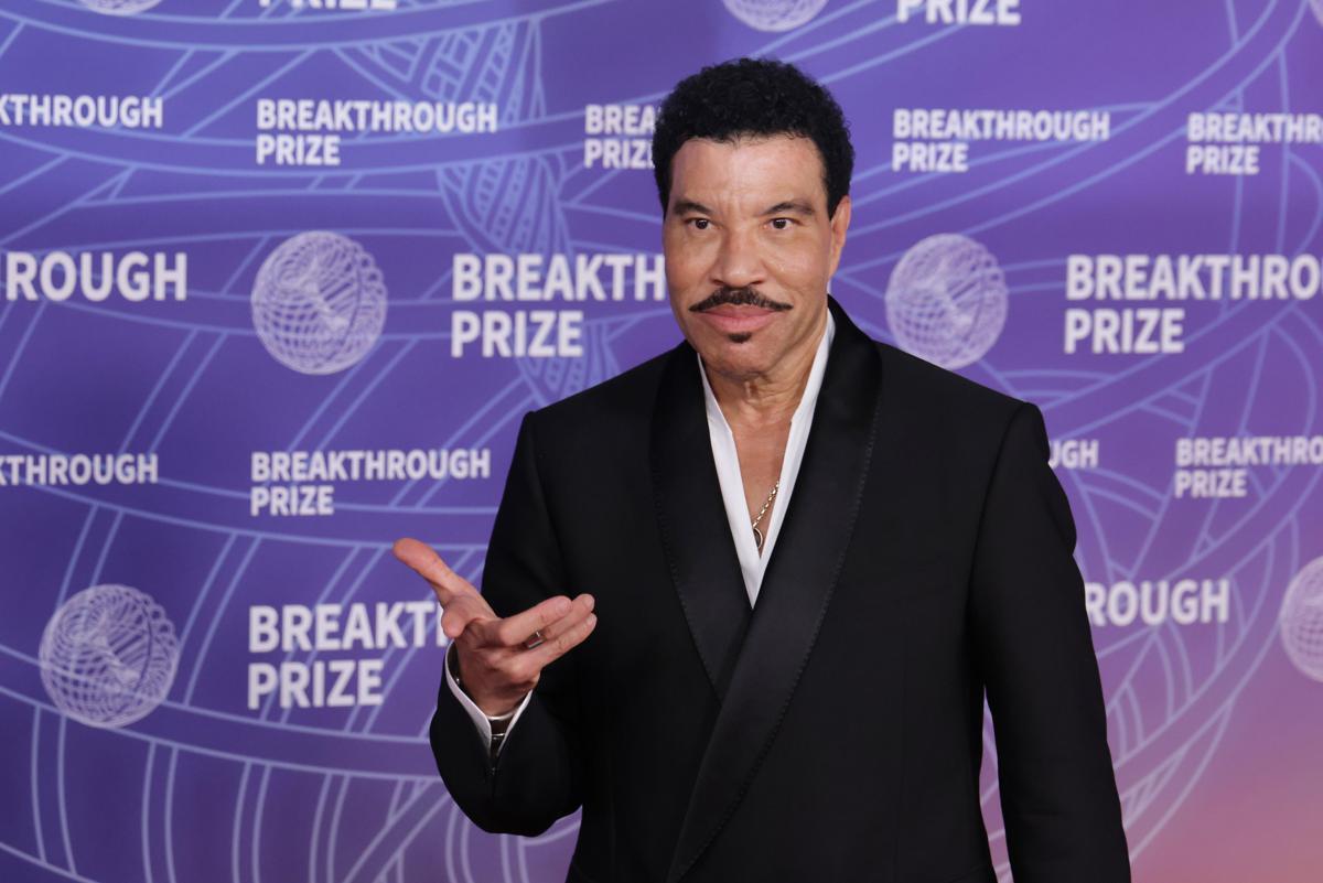 Lionel Richie ferma il concerto per un malore: "Non era in condizioni di continuare" - 