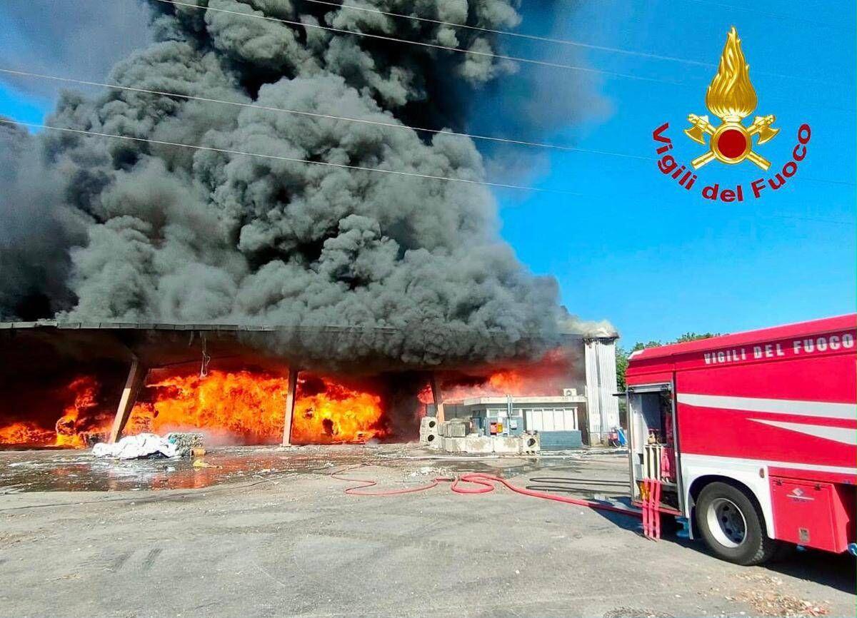 Pisa, in fiamme un capannone industriale: maxi incendio a Vicopisano - 