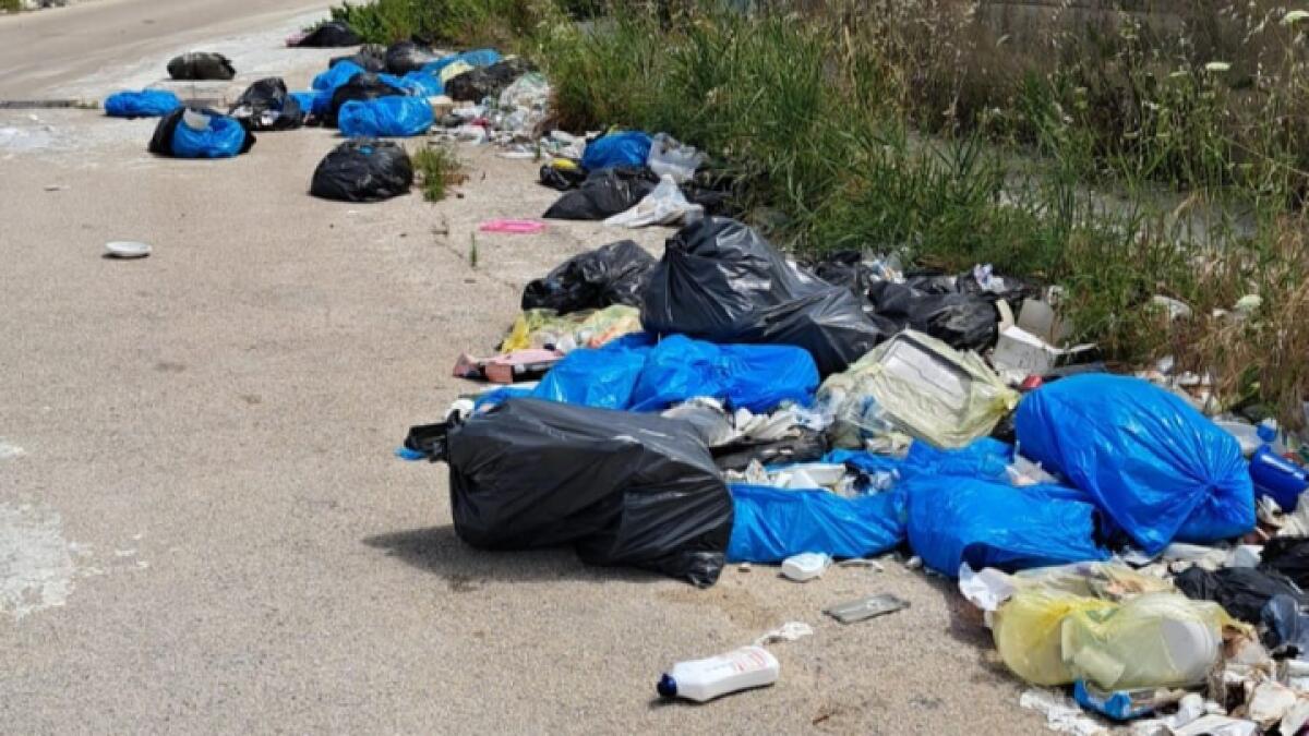 Rifiuti abbandonati nella zona industriale di Caltanissetta: Comune apre indagine e annuncia sanzioni - 